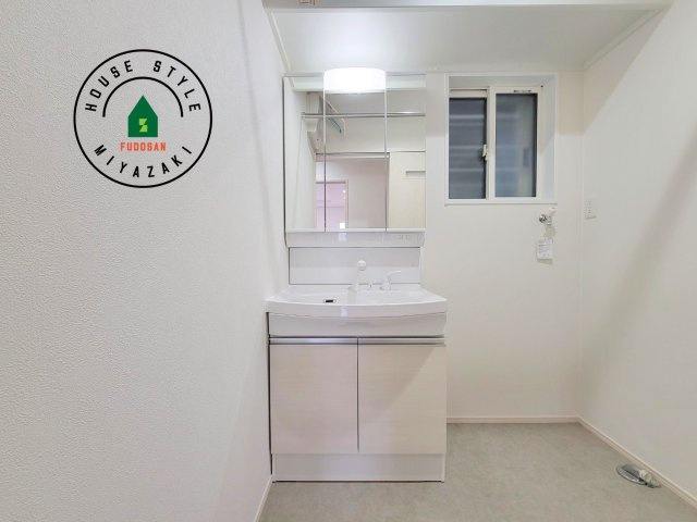 パティオニュータウン月見ヶ丘（11号棟）の独立洗面台|毎日使うものだから清潔な空間を保ちたい水回り。洗面にはそんな願いを解消させてくれる収納アイデアが満載です。三面鏡の裏側にはキャビネットが現れ小物から背の高い物まで収納できます。