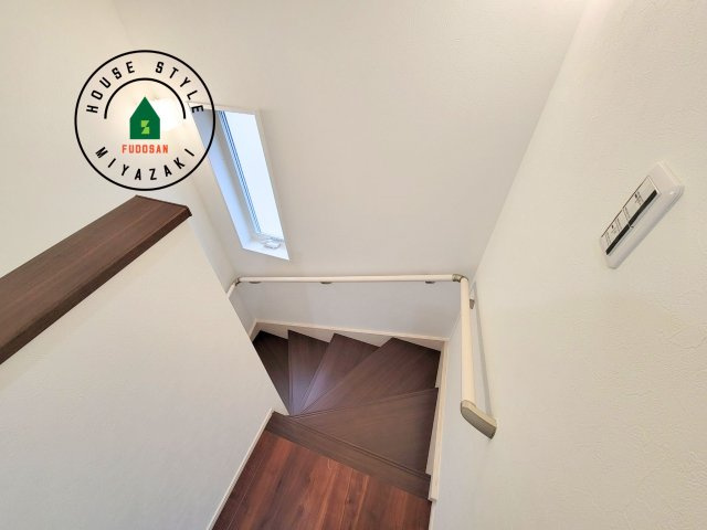 パティオニュータウン月見ヶ丘（11号棟）の内装|＜手すり付階段＞手すりがないと階段の昇り降りで危険なことはもちろん、壁に手をつきながら歩くことで壁紙が汚れやすくなります。すべての方に快適に昇り降りしていただくため、手すりを設置しました。