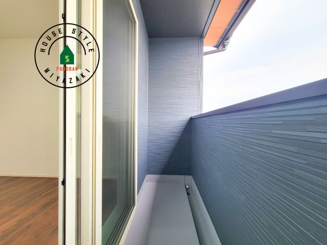 パティオニュータウン月見ヶ丘（11号棟）のバルコニー|風をしっかりと感じられるバルコニーでは、毎日が洗濯日和です。広々としているので洗濯も楽しくなるでしょうし、気分転換にバルコニーからの眺めを楽しむのもいいでしょう。