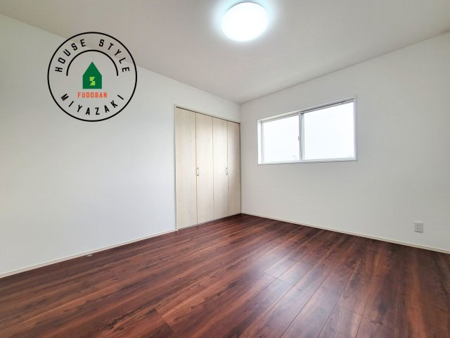 パティオニュータウン月見ヶ丘（11号棟）の洋室|柔らかい陽光が差し込む明るいお部屋を演出する設計。彩光の取れる窓が気持ちの良いお部屋を創り上げます。