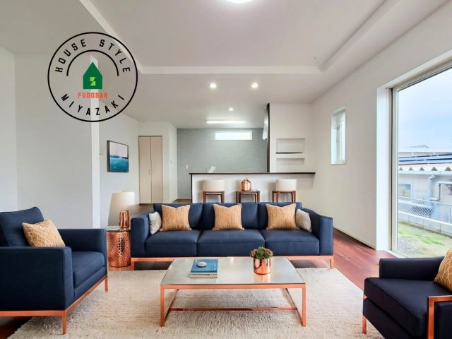 パティオニュータウン月見ヶ丘（11号棟）の居間・リビング|明るく開放的なリビングダイニングは豊かな陽光が注ぎ込み、やすらぎの空間を演出してくれます。ご家族で楽しいひとときをお過ごし下さい。※家具はCGを合成したものです。