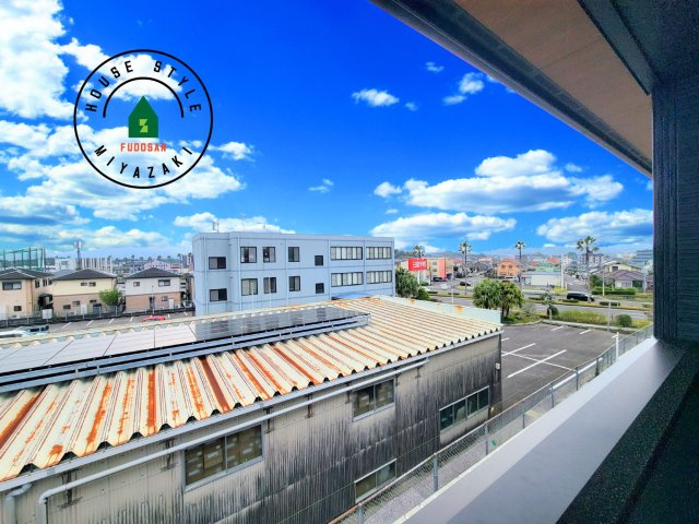 パティオニュータウン月見ヶ丘（11号棟）の展望|窓から緑が見える物件も魅力的です。