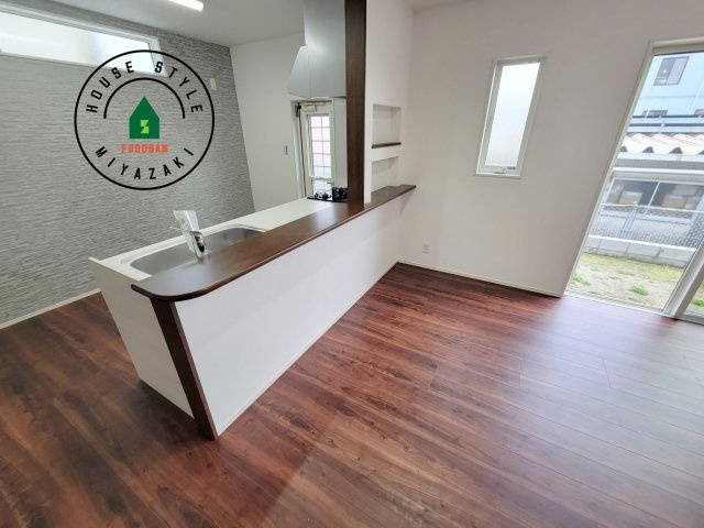 パティオニュータウン月見ヶ丘（11号棟）のダイニング|キッチンから立ち込める香りが今日の料理を期待させます。