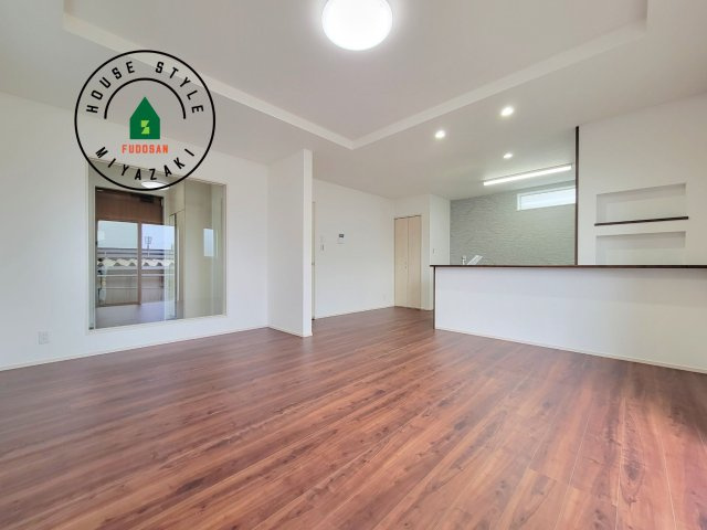 パティオニュータウン月見ヶ丘（11号棟）の居間・リビング|キッチンからリビングをしっかり確認できます。家族の笑顔があふれる空間になりそうですね。