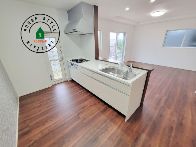 パティオニュータウン月見ヶ丘（11号棟）のキッチン|ご家族を近くに感じられる対面キッチンのLDK。会話もはずみそうですね。