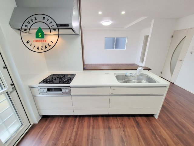 パティオニュータウン月見ヶ丘（11号棟）のキッチン|ダイニングテーブルへの配膳がラクラク、お料理はかどるカウンター付きシステムキッチン！