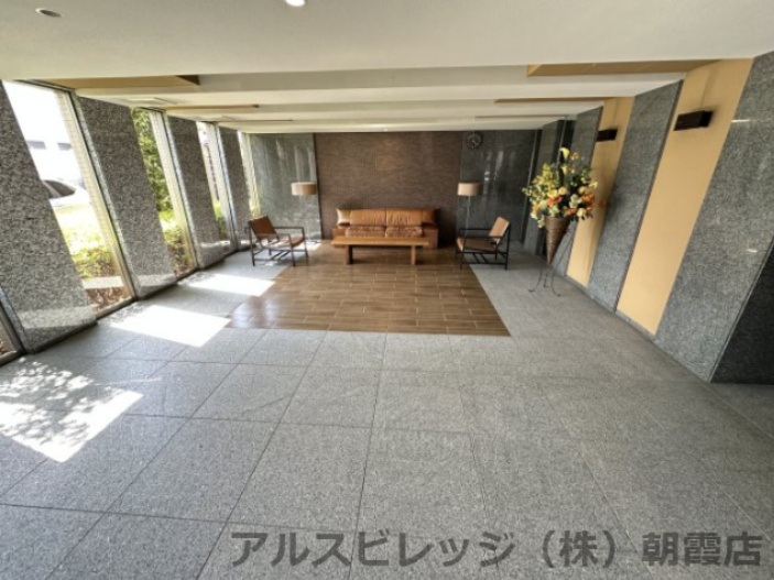 イニシア朝霞台のエントランス|ゆとりのあるエントランスです