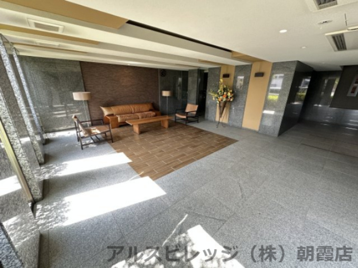 イニシア朝霞台のエントランス|ゆとりのあるエントランスです