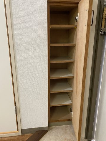 第2秋葉ビルの収納|スタイリッシュなシューズクロークです