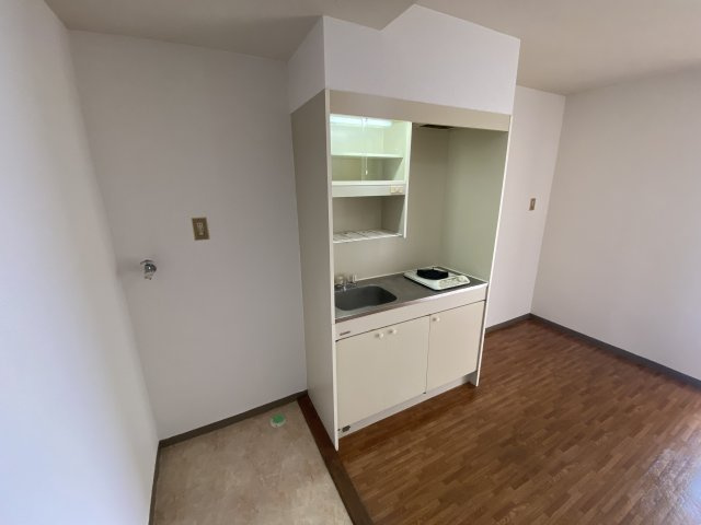 第2秋葉ビルのキッチン|シンプルでコンパクトなキッチンです。