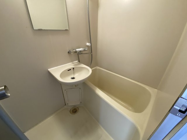 第2秋葉ビルの浴室|洗面台や床、浴槽をまとめて掃除できるので、清潔に保ちやすいです。