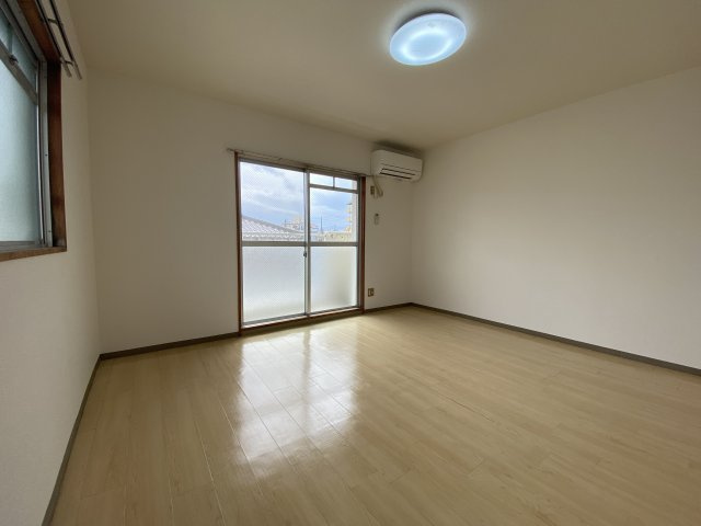 第2秋葉ビルの洋室|スタンダードな洋室です