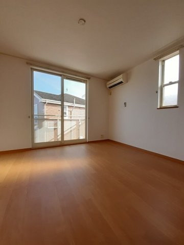 シャルマンプラースⅡの居間・リビング|明るい色調の室内です