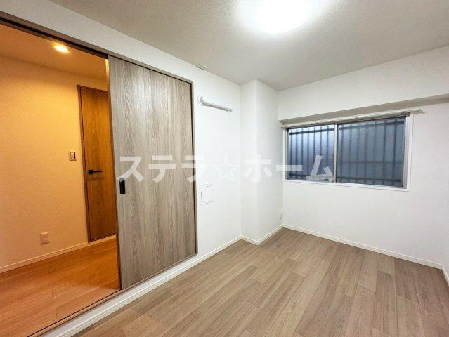 財形吹田ハイツの洋室|落ち着いた色調の洋室です