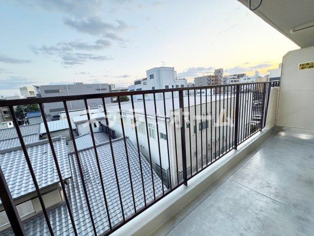 財形吹田ハイツのバルコニー|暖かな日差しのふりそそぐバルコニー