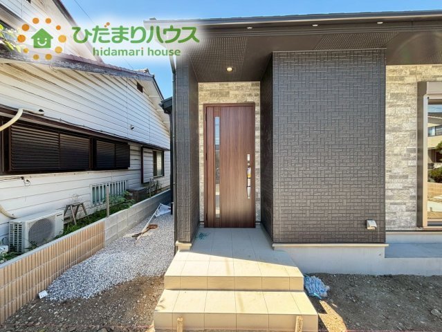熊谷市拾六間　新築一戸建て　ブルーミングガーデン　01のエントランス|玄関ポーチがあるので、雨の日も濡れずにカギを開けられます！