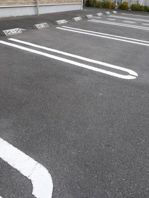 【駐車場】 | サンフラワー | 駐車場があるので、車を買う予定の方も安心です