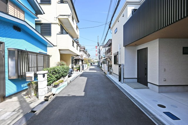 マドレコート東園田町1丁目新築て一戸建て│2LDK+2S│駐車1台可の前面道路含む現地写真|前面道路は西側私道4.0ｍです。