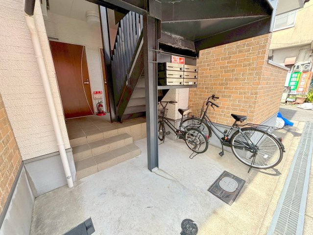 レジア三津屋南のエントランス