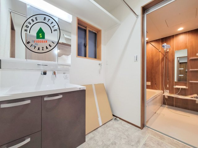 パティオニュータウン月見ヶ丘（26号棟）の脱衣所|ゆとりの洗面スペースで朝の身支度もスムーズに。暮らしを快適に変えるシャワー付洗面台です！