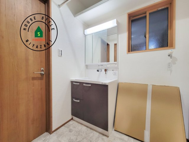 パティオニュータウン月見ヶ丘（26号棟）の独立洗面台|毎日使うものだから清潔な空間を保ちたい水回り。洗面にはそんな願いを解消させてくれる収納アイデアが満載です。三面鏡の裏側にはキャビネットが現れ小物から背の高い物まで収納できます。