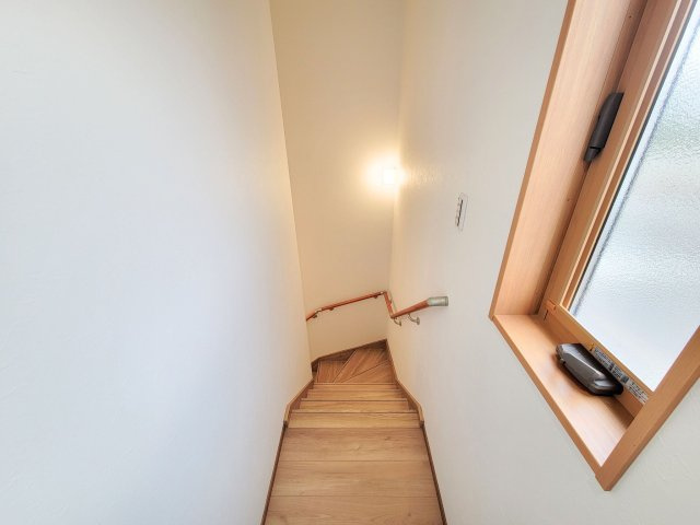 パティオニュータウン月見ヶ丘（26号棟）の内装|階段からも明るい光が入ります。採光や通風も階段の重要な役割です。