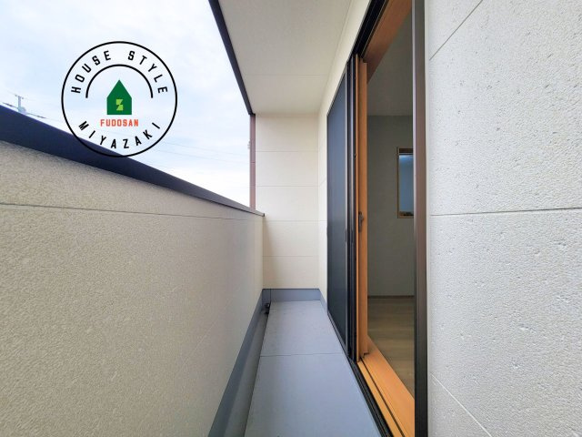 パティオニュータウン月見ヶ丘（26号棟）のバルコニー|風をしっかりと感じられるバルコニーでは、毎日が洗濯日和です。広々としているので洗濯も楽しくなるでしょうし、気分転換にバルコニーからの眺めを楽しむのもいいでしょう。