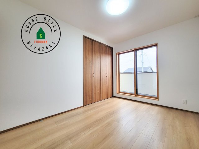 パティオニュータウン月見ヶ丘（26号棟）の洋室|採光良好な洋室は全居室、複層ガラスの遮熱効果と断熱効果で、一年中快適に過ごせます。