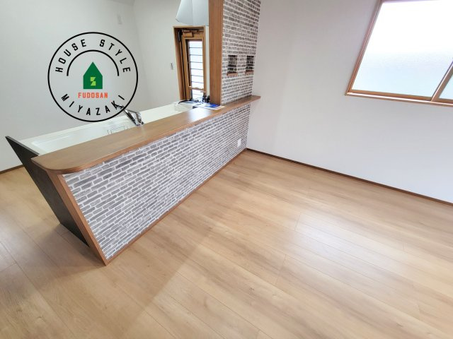 パティオニュータウン月見ヶ丘（26号棟）のダイニング|キッチンから立ち込める香りが今日の料理を期待させます。