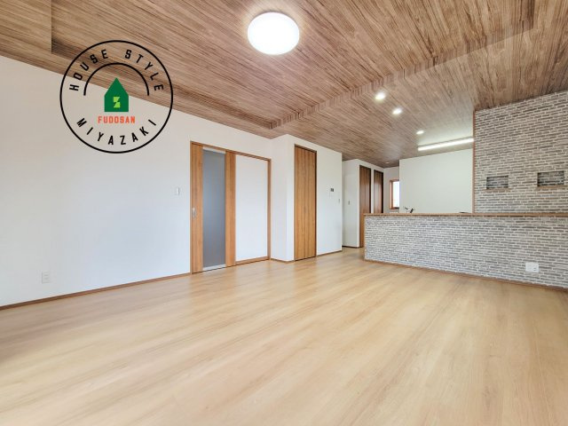 パティオニュータウン月見ヶ丘（26号棟）の居間・リビング|キッチンからリビングをしっかり確認できます。家族の笑顔があふれる空間になりそうですね。