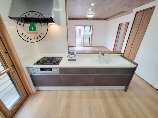 パティオニュータウン月見ヶ丘（26号棟）のキッチン|ダイニングテーブルへの配膳がラクラク、お料理はかどるカウンター付きシステムキッチン！