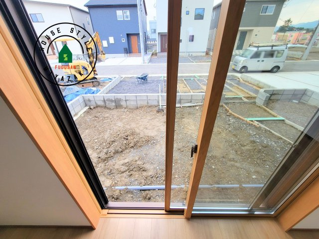 パティオニュータウン月見ヶ丘（26号棟）の内装|リビングからお庭を一望できます。