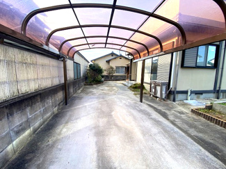 【駐車場】 | 屋根付き。車種にもよりますが3台駐車可能です。