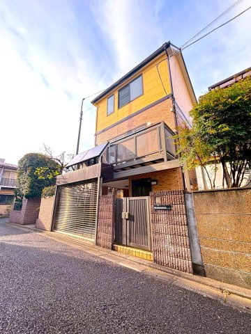 世田谷区赤堤２丁目戸建の外観|シャッター付車庫、玄関ポーチあり