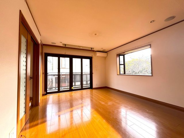 世田谷区赤堤２丁目戸建の居間・リビング|明るく広々としたリビング