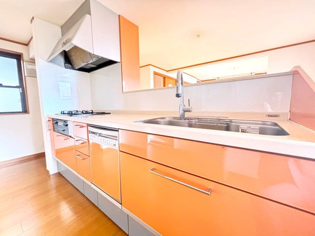 世田谷区赤堤２丁目戸建のキッチン|対面キッチン・食品庫、食器戸棚、ユーティリティコーナー付