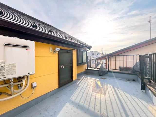 世田谷区赤堤２丁目戸建のバルコニー|洗面室に面したワイドバルコニーには浴室の出窓もあります