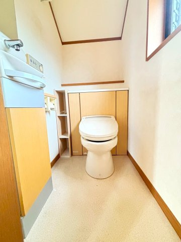 世田谷区赤堤２丁目戸建|窓のある広々とした明るいトイレ