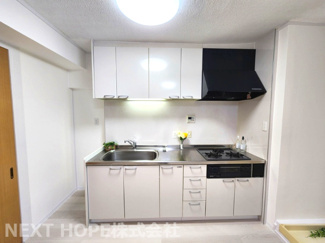 【キッチン】 | 尼崎下の森住宅 | システムキッチンです♪ガス３コクチコンロでお料理もスピーディーに仕上がりますね(^^)