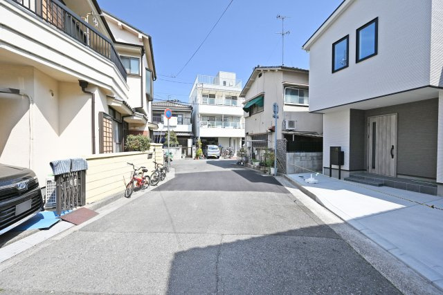 マドレコート大庄西町2丁目新築一戸建て│3LDK+S│駐車2台可（制限有）の前面道路含む現地写真|前面道路は西側公道6.0ｍ、東側公道5.4ｍです。