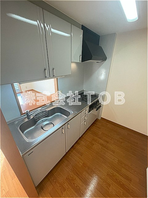 【キッチン】 | オーキッドスクエア | ガス3口グリル付き※クリーニング中の撮影※