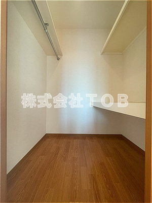 【収納】 | オーキッドスクエア | 洋室7.2帖　ウォークインクローゼット※クリーニング中の撮影