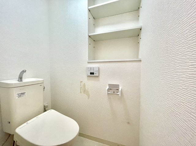 グランドメゾン住吉本町のトイレ|【トイレ】
いつまでも清潔な空間であって頂けますように、目に留まるだけではなく、汚れをふき取り易いフロアと壁紙になっております。毎日の生活を快適にお過ごし頂けますよう、落ち着いた雰囲気です。