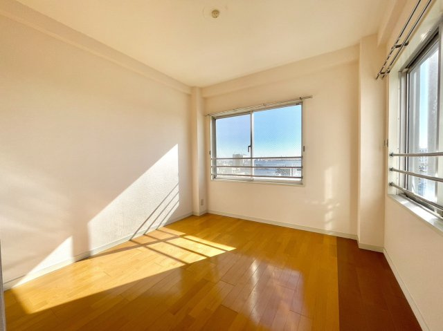 グランドメゾン住吉本町の洋室|【洋室】
通風・採光にも優れ、心地よい光と風があふれています。
様々な使い方が可能なお部屋になっております。