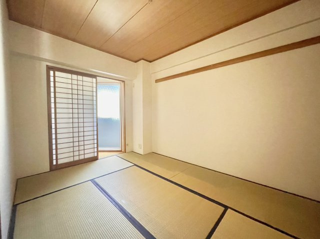 グランドメゾン住吉本町の和室|【和室】
お客様のおもてなしにも良さそうです。畳の香りに癒され、和の空間を感じることのできる落ち着きある一部屋。