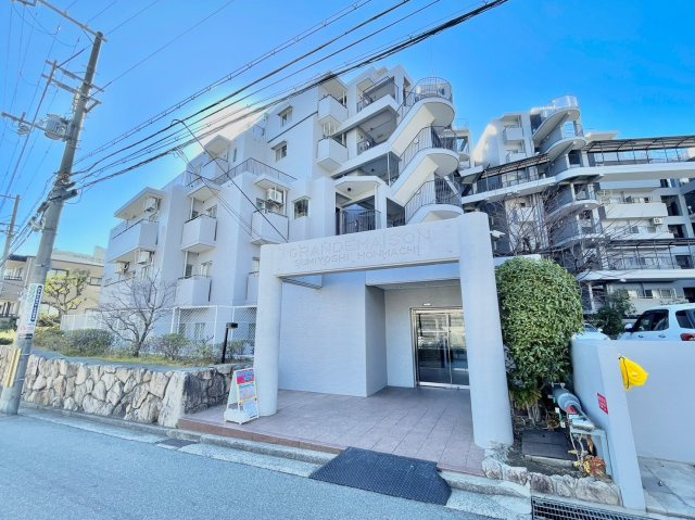 グランドメゾン住吉本町の外観|【外観】
閑静な住宅街でありながら、JR「住吉駅」から徒歩約5分。近辺には小学校・スーパーもあり便利な立地。爽やかな陽光がもたらす光と風を感じる暮らしが始まります。