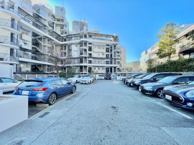 グランドメゾン住吉本町の駐車場|敷地内駐車場