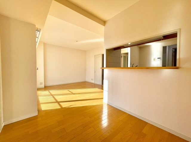 グランドメゾン住吉本町の居間・リビング|【LDK】
南向きに大きく開いた窓からは、明るい陽射しが射し込みます。