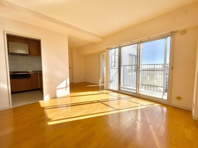 グランドメゾン住吉本町の居間・リビング|【LDK】
心地よく暮らせる明るい開放感のあるリビング。家族が自然と集まる居心地の良い空間になります。