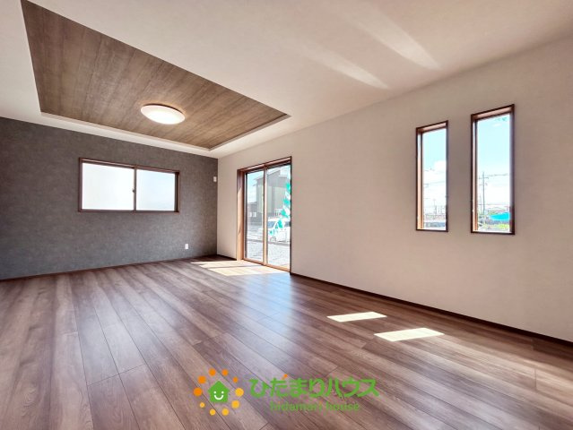 ワイウッドコート羽生市砂山第1期　新築一戸建て　07の居間・リビング|窓が多く、光を取り込みやすいリビングです♪